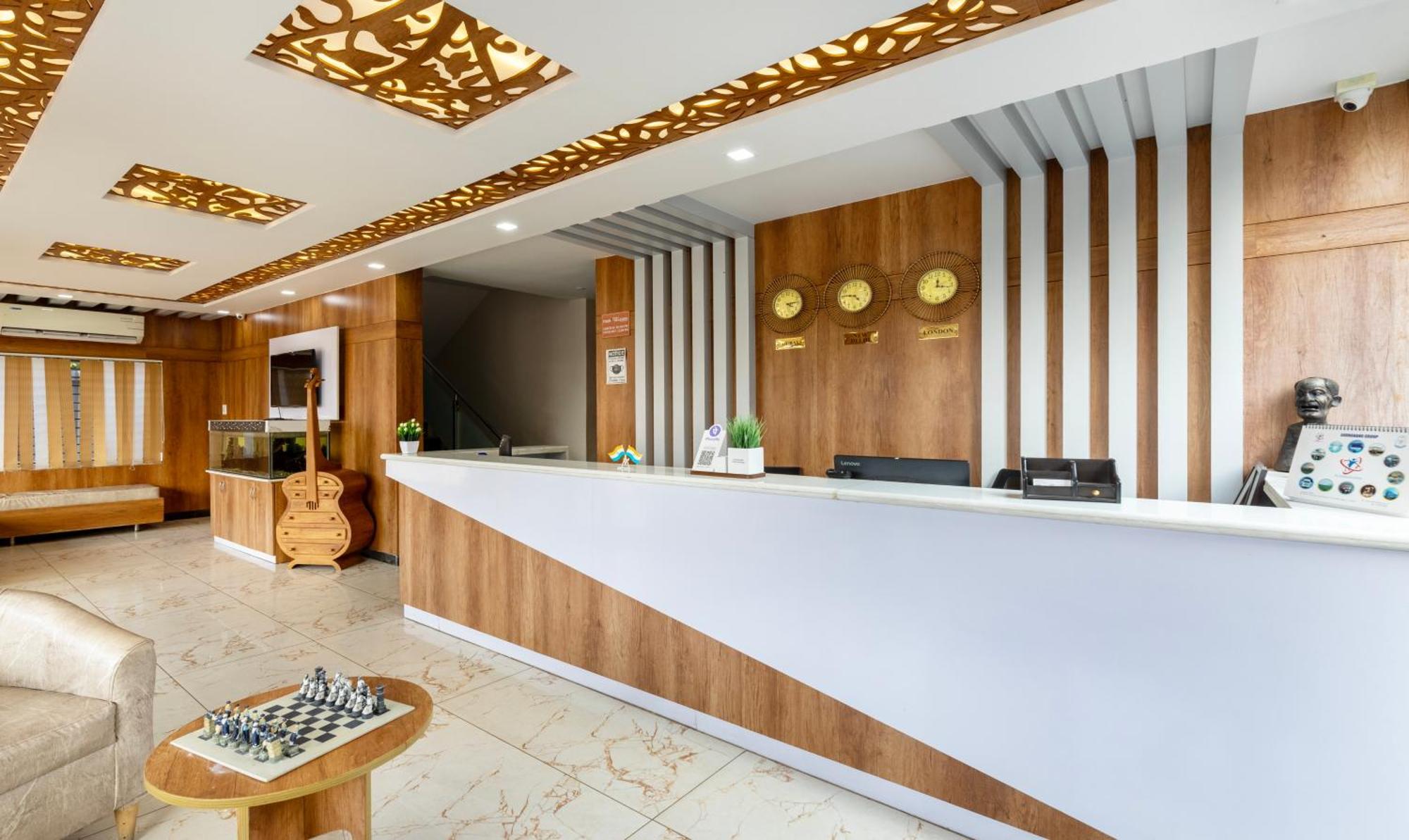 Treebo Four Seasons Hotel Mysore Buitenkant foto